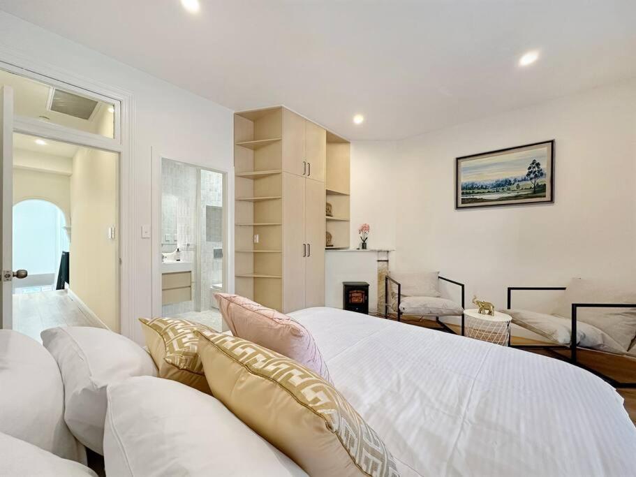 Cbd Newly Renovated Large Terrace Apartment Sydney